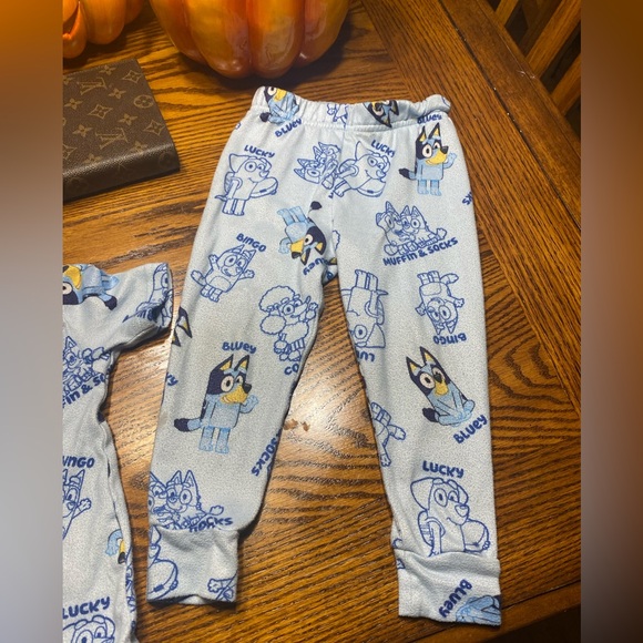 Bluey and friends pajama set snug fit size 3T unisex - Picture 2 of 7